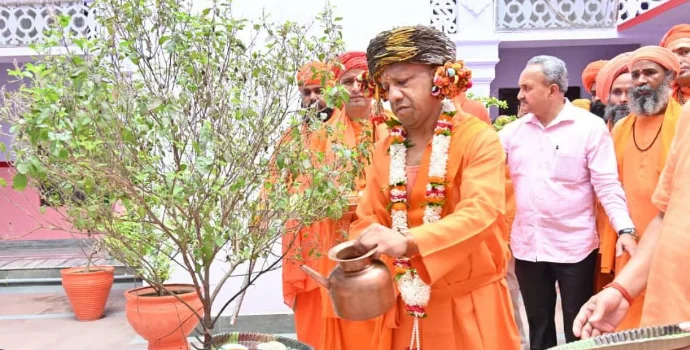 Yogi Adityanath Performs Vijayadashami Rituals at Gorakhnath Temple, Prays for Public Welfare