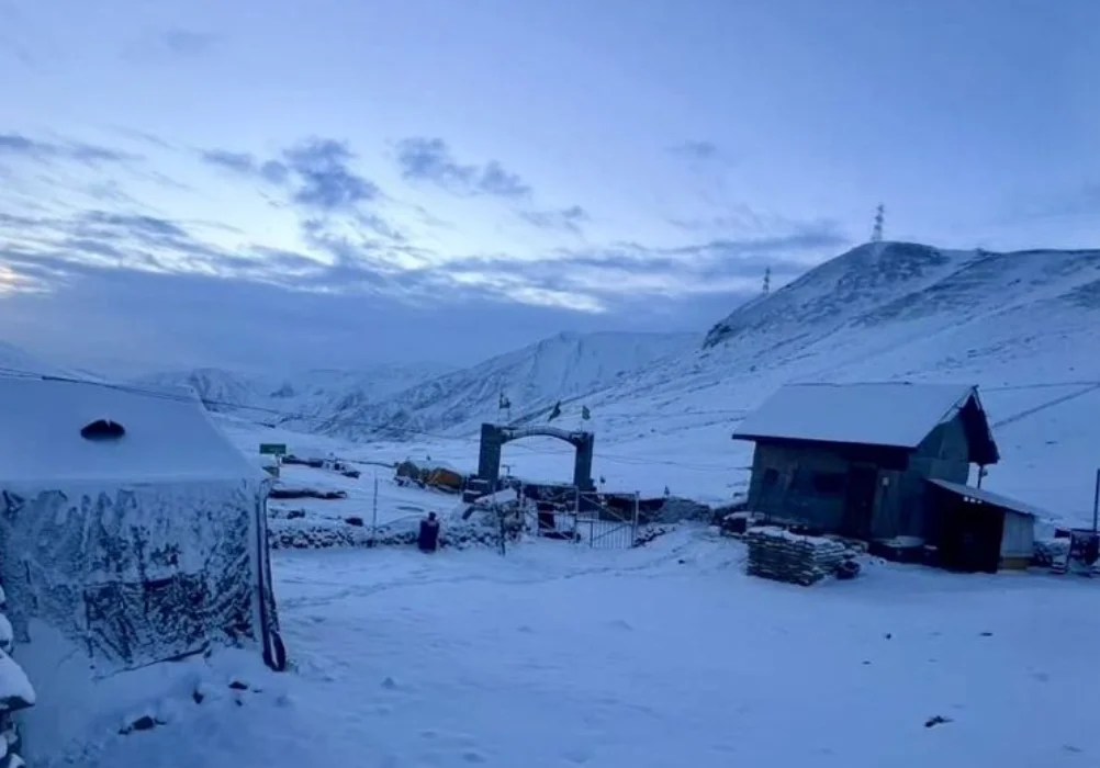 Season’s First Snowfall Closes Mughal Road; Machil, Gulmarg and Other Higher Reaches Receive Snow