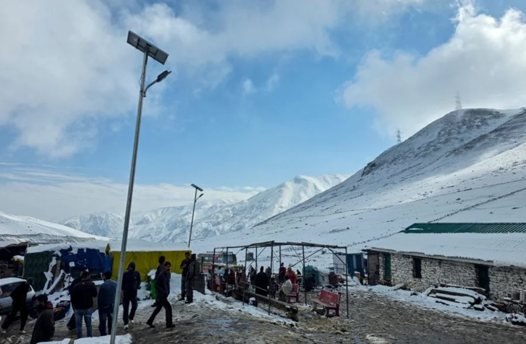 Rain Lashes Jammu and Kashmir, Fresh Snowfall Covers Higher Reaches; Mughal Road Closed