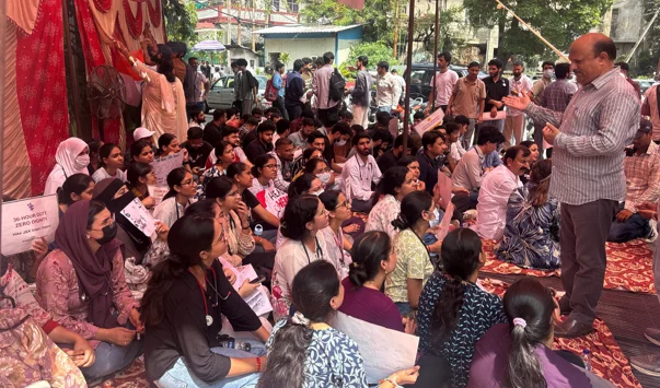 BJP MLAs visit striking doctors, ask    Govt to resolve stipend issue