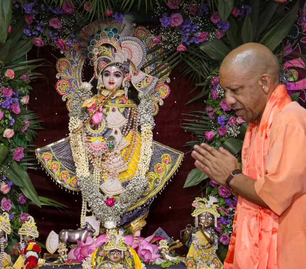 CM Yogi Adityanath offers prayers at Krishna Janmasthan
