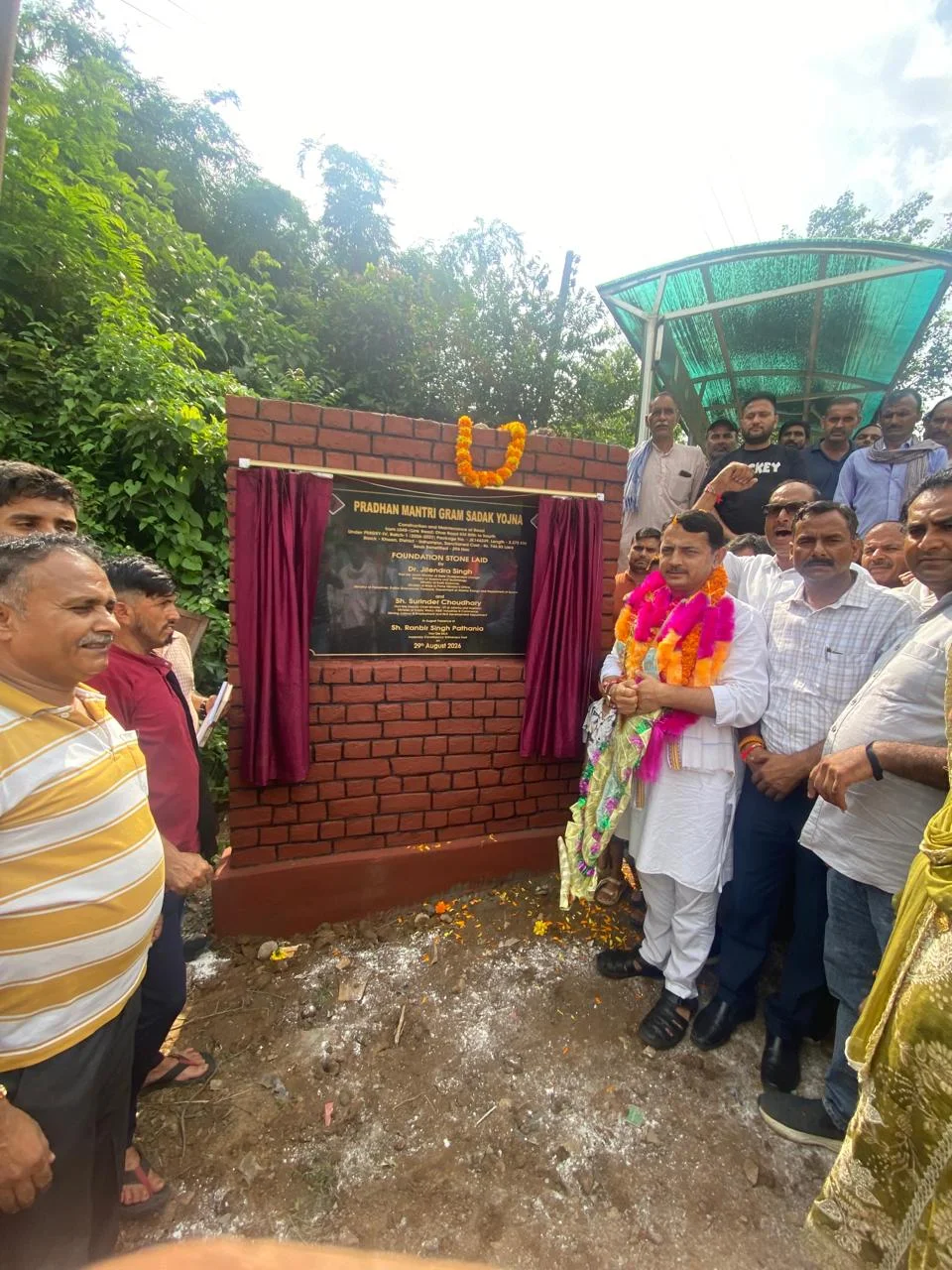 Pathania slams NC Govt over backtracking    on allotment of 5-marla land to landless
