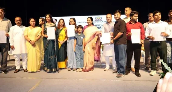 Delhi CM Rekha Gupta Hands Over Appointment Letters to 187 MCD Employees