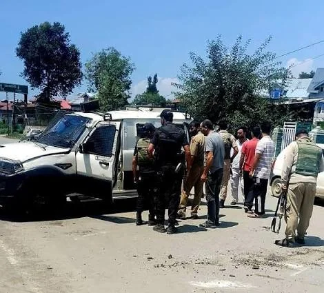 Three Police Personnel Injured as Escort Vehicle Rolls Down in Awantipora
