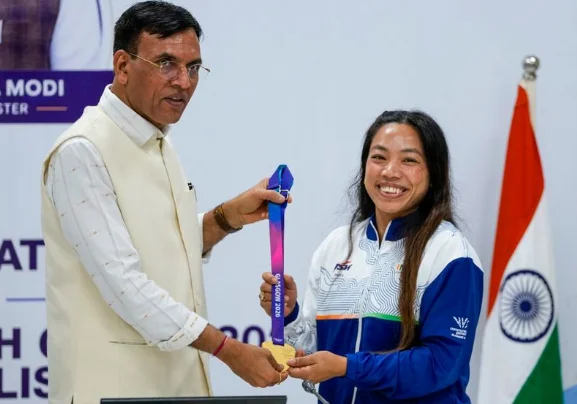 Mandaviya Felicitates CWG Weightlifters, Hails India’s Medal-Winning Campaign
