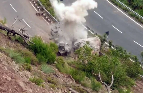 Controlled Blasting Clears Boulder Blockade on Jammu-Srinagar Highway, Traffic Restored