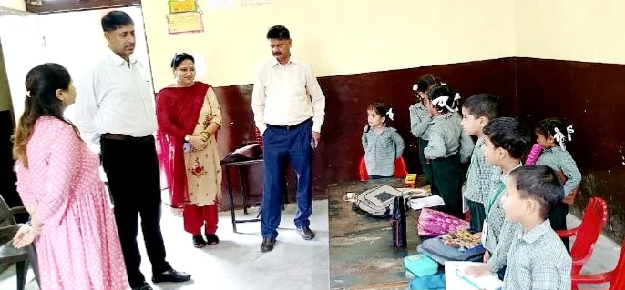 DSEJ reviews functioning of Govt schools in Panthal