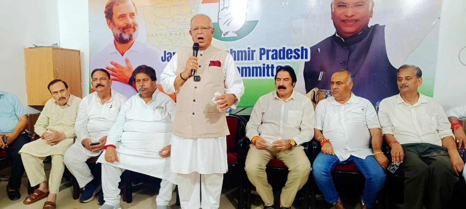 Congress chief Karra leads "Chopal Pe Charcha"